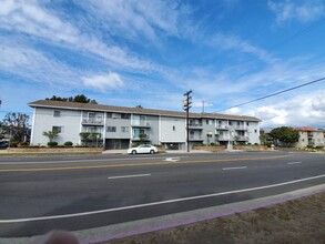 LUXURY LIVING AT AN AFFORDABLE PRICE in Los Angeles, CA - Foto de edificio - Building Photo