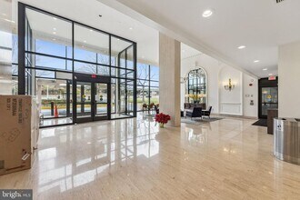 1300 Army Navy Dr in Arlington, VA - Foto de edificio - Building Photo