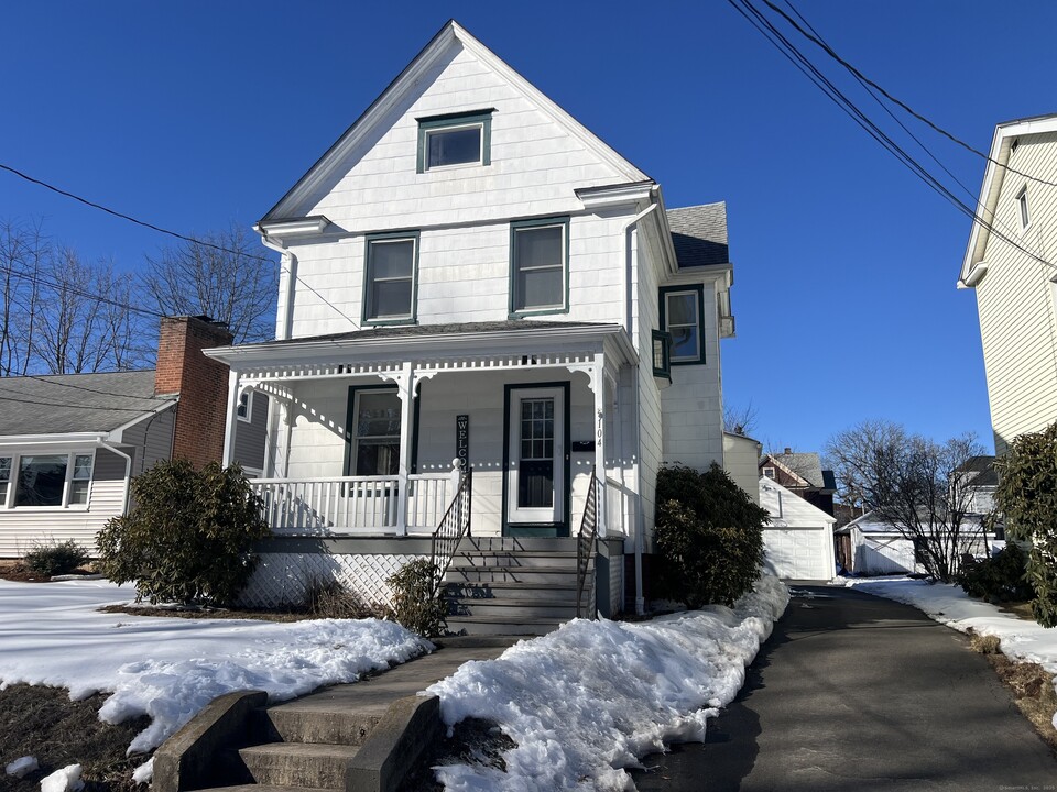 104 Meadowbrook Rd in West Hartford, CT - Building Photo