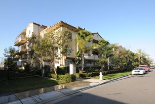 Pacifica at Newport Plaza Apartamentos