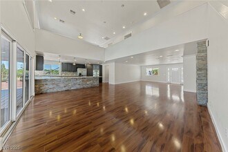 144 E Robindale Rd in Las Vegas, NV - Building Photo - Building Photo