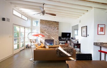 2305 Rundell Pl in Austin, TX - Foto de edificio - Building Photo