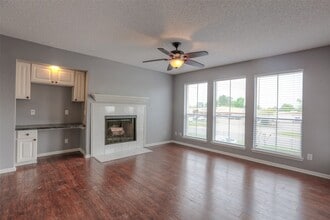 3919 Fairmont Pkwy in Pasadena, TX - Building Photo - Building Photo