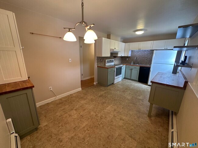 18 Manchester Ave in Waterbury, CT - Building Photo - Building Photo