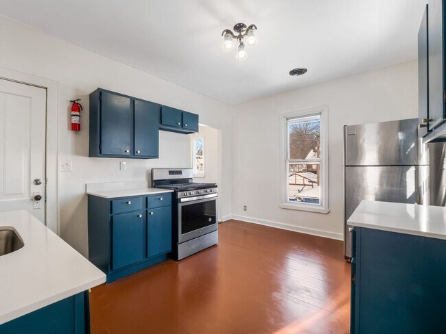 937 Thomas Ave W in St. Paul, MN - Building Photo - Building Photo