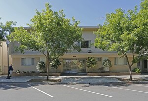 Siesta Crestwood Apartments in Sacramento, CA - Building Photo