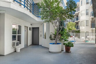 Sycamore Terrace in Los Angeles, CA - Building Photo - Building Photo