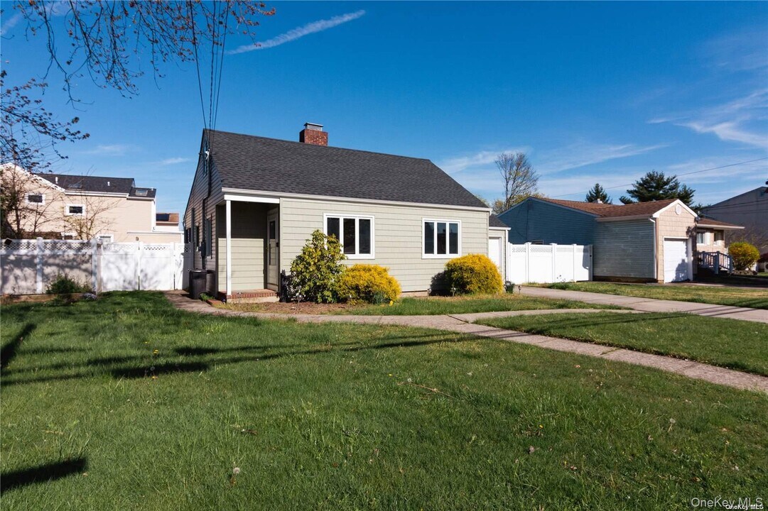 22 Carman Blvd in Massapequa, NY - Building Photo