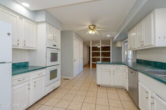 878 Green Valley Rd in Jackson Township, NJ - Foto de edificio - Building Photo