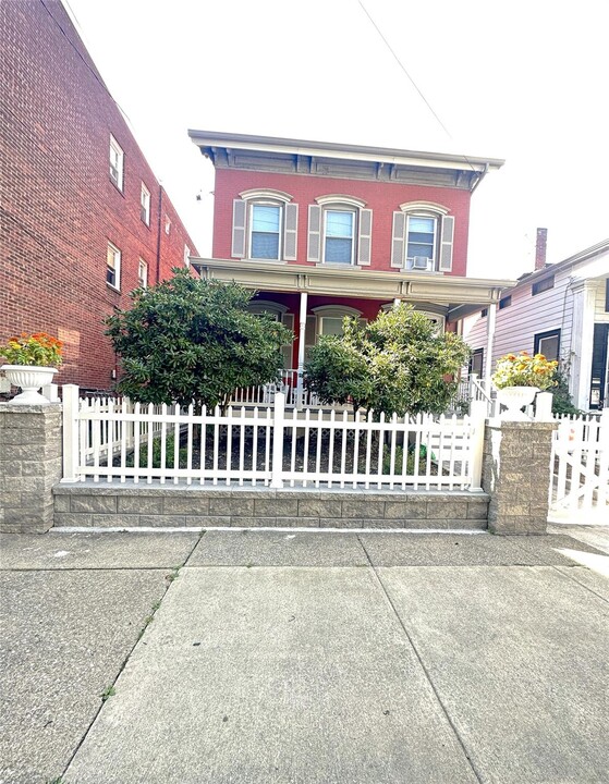 30 N Clover St in Poughkeepsie, NY - Building Photo