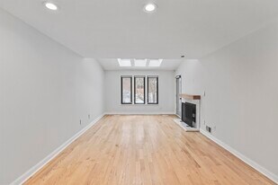 766 Spinnaker Ct in Secaucus, NJ - Building Photo