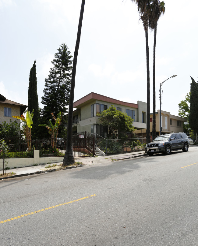 916 S Normandie Ave in Los Angeles, CA - Foto de edificio - Building Photo