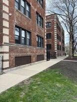 76 E 68th St in Chicago, IL - Building Photo