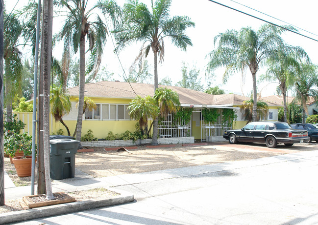 13085 Emerald Dr in Miami, FL - Foto de edificio - Building Photo