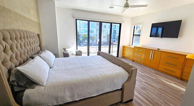 237 1st St in Huntington Beach, CA - Building Photo - Building Photo