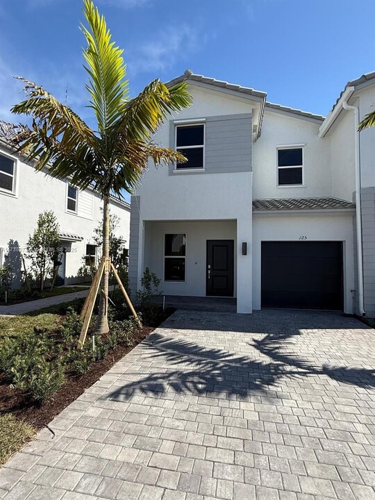 125 SW 184th Ave in Pembroke Pines, FL - Building Photo