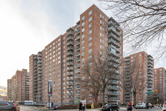 Harry and Jeanette Weinberg in Flushing, NY - Building Photo - Primary Photo