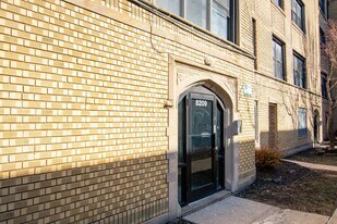 8209 S Ellis Ave in Chicago, IL - Building Photo
