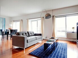 345 Rue De la Gauchetière O in Montréal, QC - Building Photo