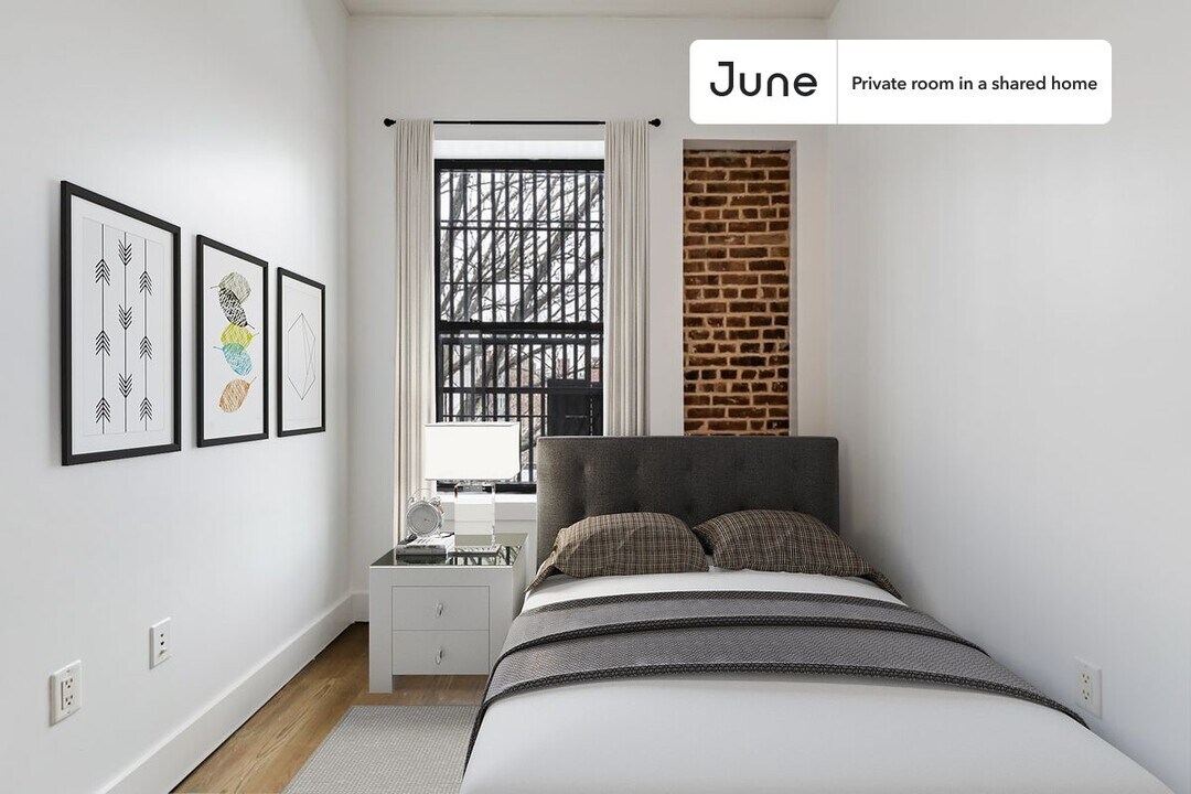Private bedroom in 4 bed/2 bath Home in New York, NY - Building Photo