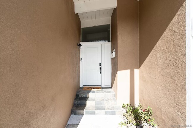 5582 Baja Dr in San Diego, CA - Building Photo - Building Photo