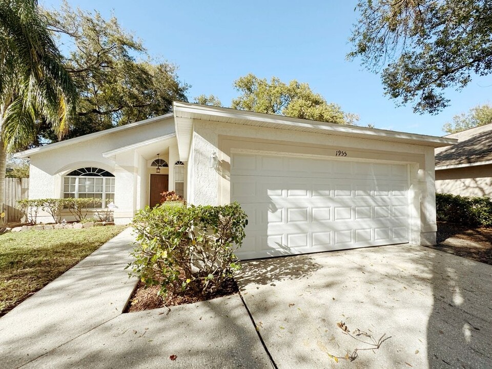 1955 Erin Brooke Dr in Valrico, FL - Building Photo
