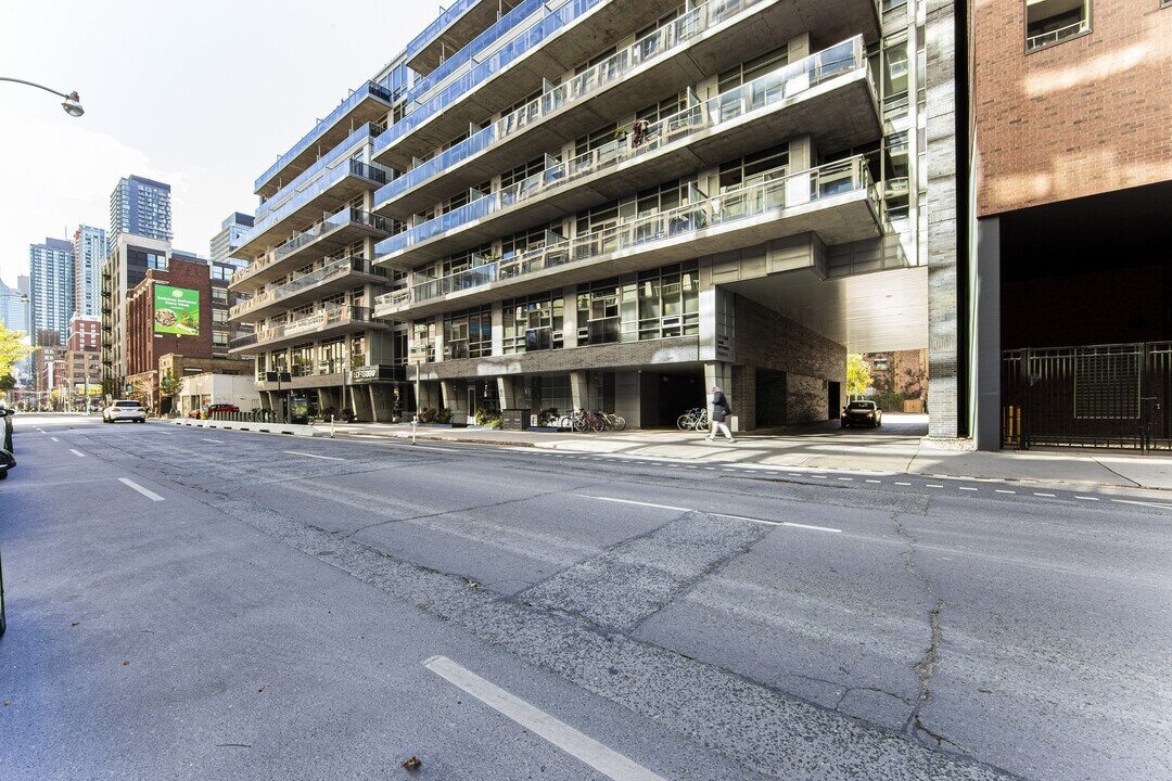 399-399 Adelaide St W in Toronto, ON - Building Photo