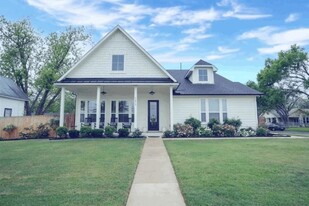 1215 Davis St in Taylor, TX - Building Photo