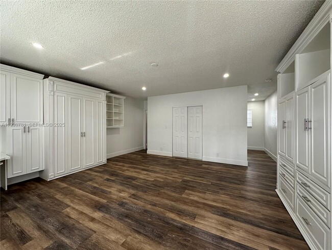 112 NW 2nd Ave in Hallandale Beach, FL - Building Photo - Building Photo