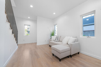 10706 Camarillo St, Unit 10706 in North Hollywood, CA - Foto de edificio - Building Photo