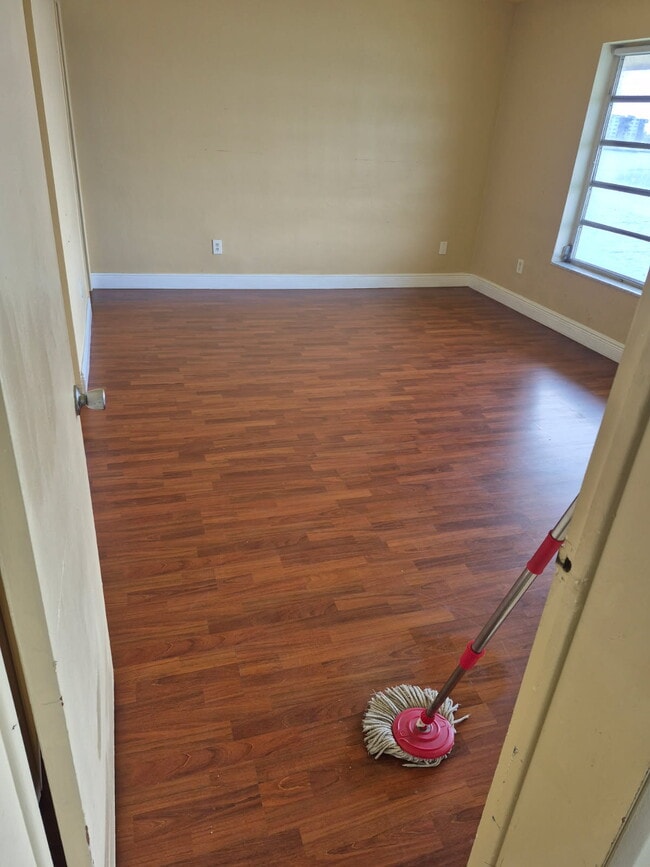 1300 NE 191st St, Unit 210 in Miami, FL - Building Photo - Building Photo