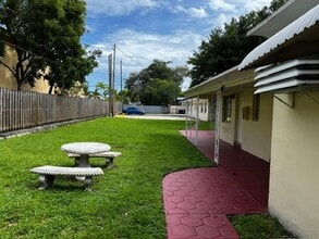 316 NE 3 St in Hallandale, FL - Foto de edificio - Building Photo
