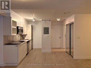 111 Elizabeth St in Toronto, ON - Building Photo - Building Photo