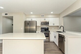 6566 W Magdalena Dr in Tempe, AZ - Building Photo - Building Photo