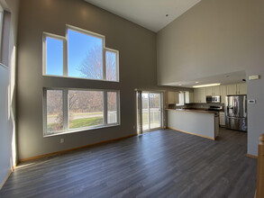 384 Brickyard Dr in Chaska, MN - Foto de edificio - Building Photo