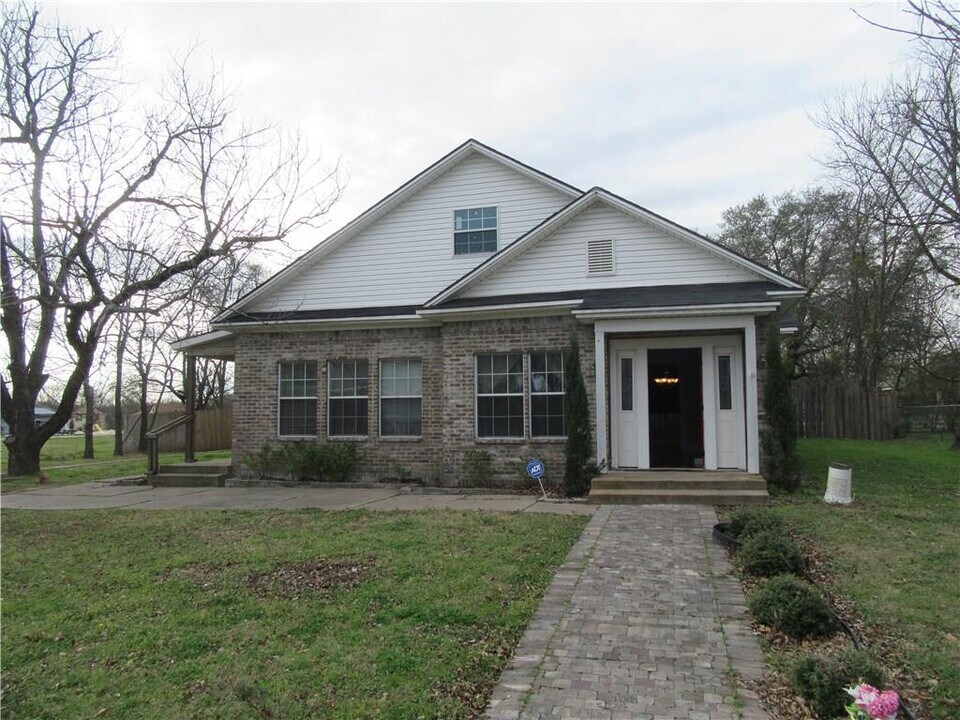 214 S 4th St in Wills Point, TX - Building Photo