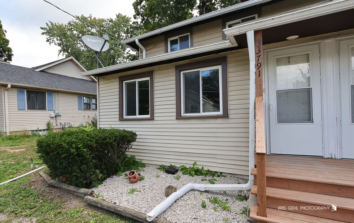 33791 N Oak St in Gages Lake, IL - Building Photo
