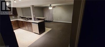 77 Thames Wy in Hamilton, ON - Building Photo