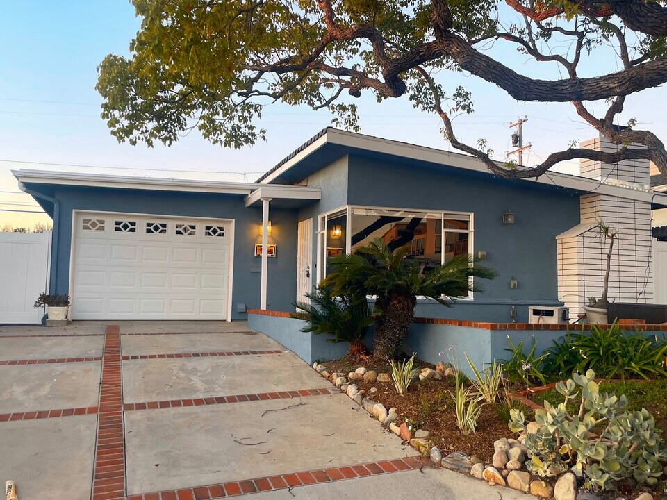 123 Avenida Dolores in San Clemente, CA - Building Photo
