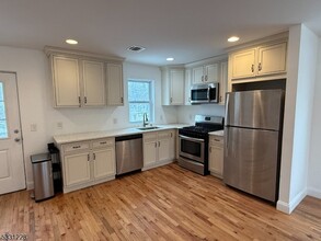 31 Orchard Square, Unit 06-103 in Caldwell, NJ - Building Photo - Building Photo