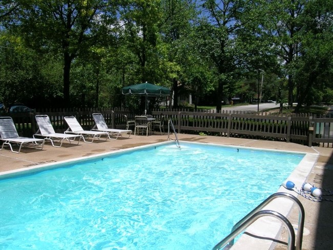 Village Park Apartments in Creve Coeur, MO - Foto de edificio - Building Photo