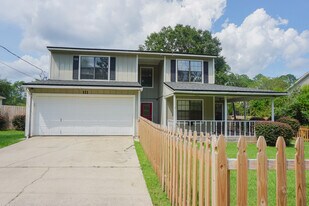 111 Palmetto Dr in Crestview, FL - Building Photo