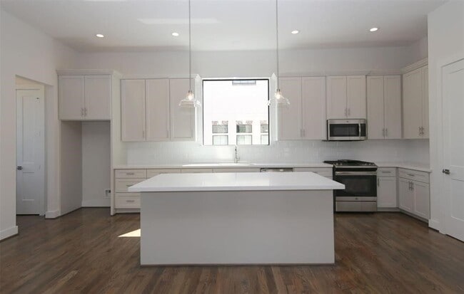 property at 820 W 22nd St