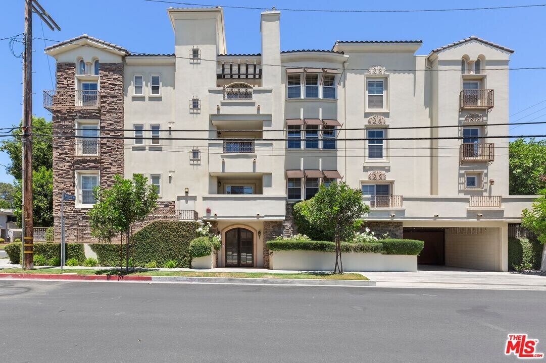 4202 Whitsett Ave in Los Angeles, CA - Building Photo