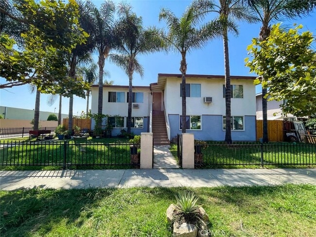 2516 S Baker St, Unit D in Santa Ana, CA - Foto de edificio - Building Photo