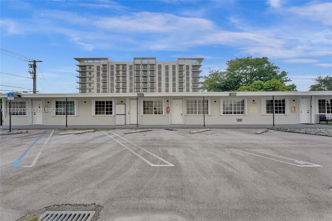 1085 NE 126th St in North Miami, FL - Building Photo