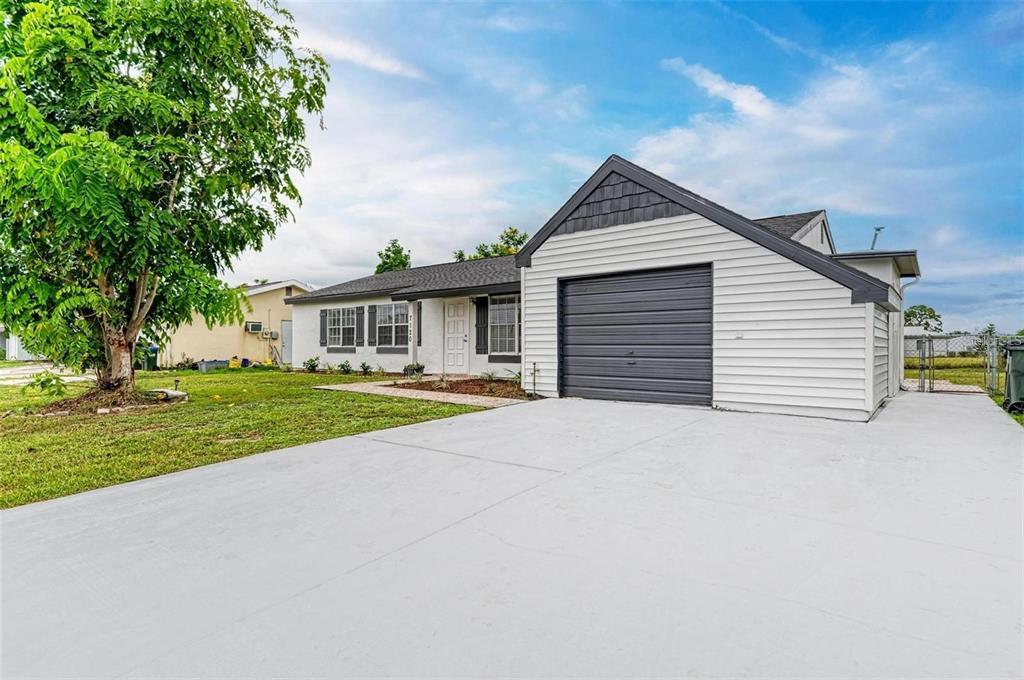 7120 Elyton Dr in North Port, FL - Building Photo