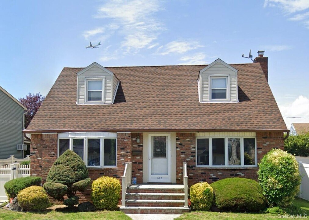 532 Fowler Ave in Franklin Square, NY - Building Photo