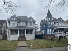 642 N Pine Ave in Chicago, IL - Building Photo