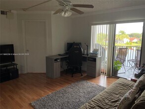 450 Palm Cir W in Pembroke Pines, FL - Building Photo - Building Photo